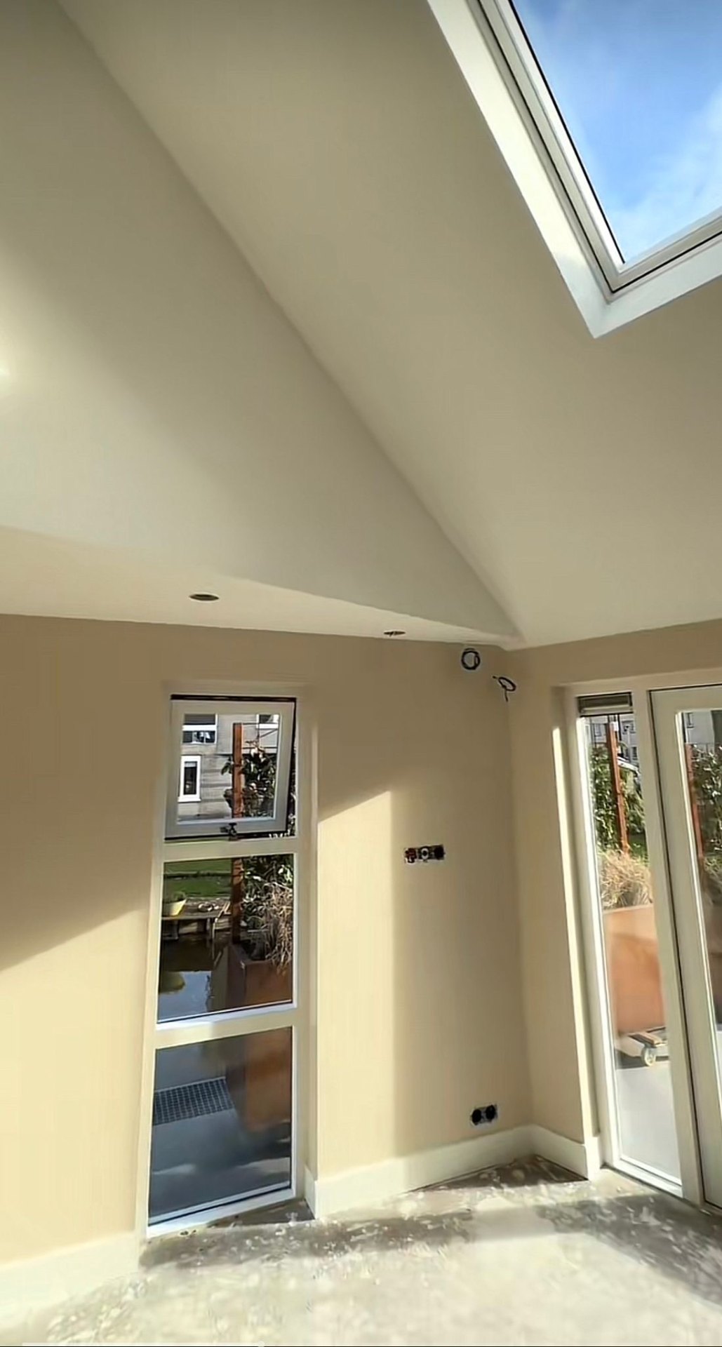 Strak afgewerkt interieur met lichte wanden en plafond